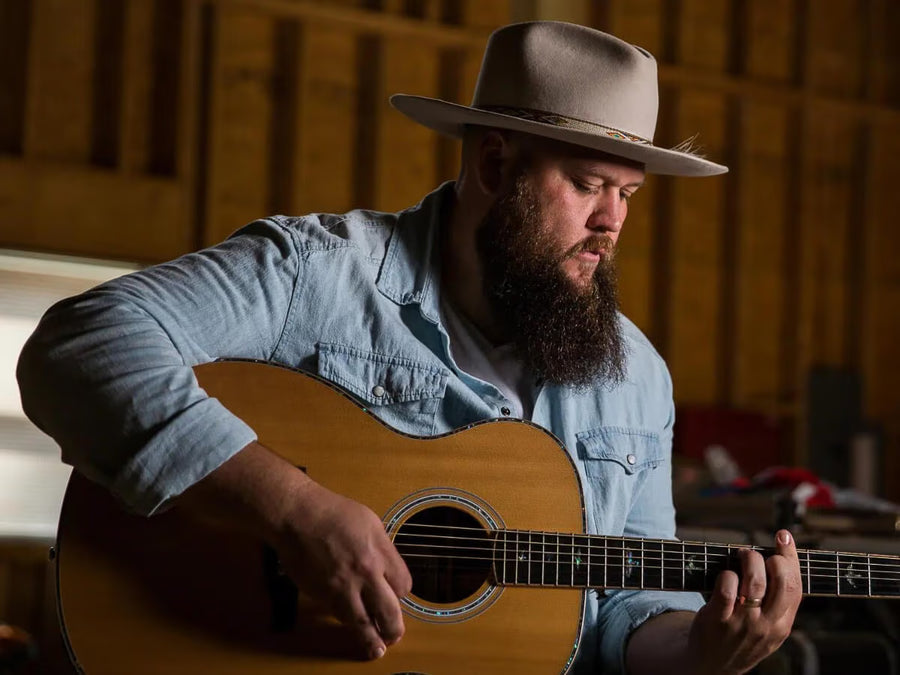 Larry Fleet, country music artist and Black Buffalo brand ambassador, uses Black Buffalo nicotine pouches